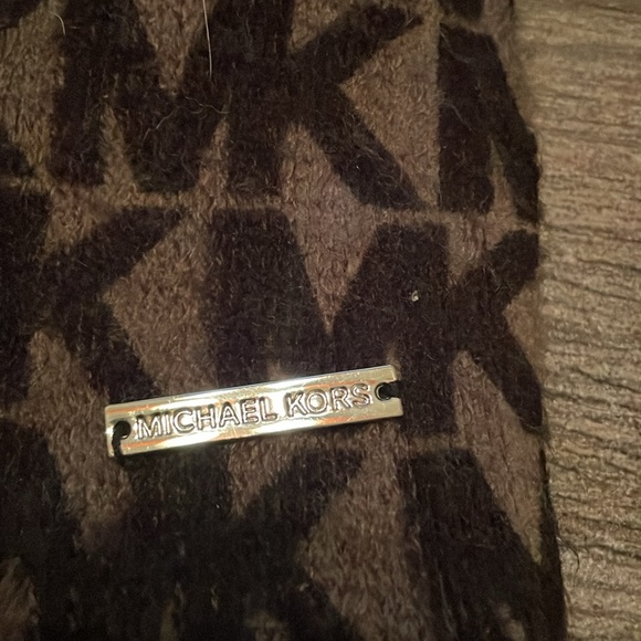 Michael Kors scarf - Picture 2 of 2